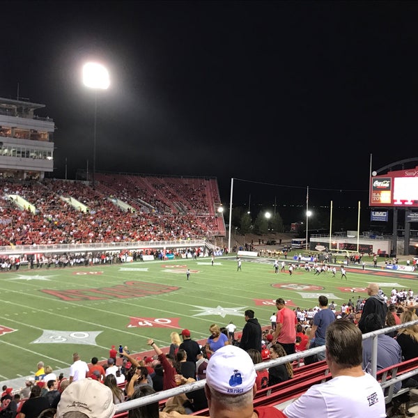 รูปภาพถ่ายที่ Sam Boyd Stadium โดย Nelly G. เมื่อ 10/8/2017