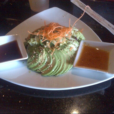 Photo prise au Nakama Sushi Restaurant &amp; Lounge par Carlos R. le5/15/2013