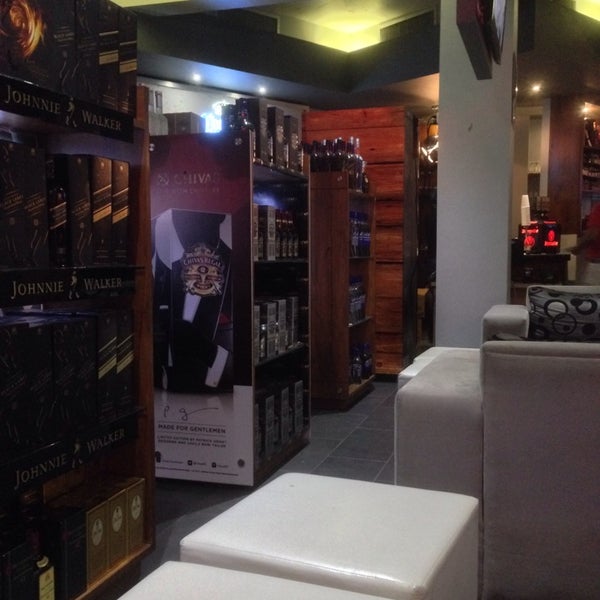 Das Foto wurde bei Alambique Liquor Store von Carlos E. G. am 2/14/2014 aufgenommen