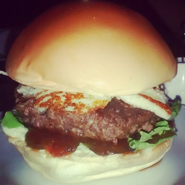 Photo taken at Fialho Steak Burger Hamburgueria by Edlane S. on 10/25/2014