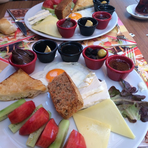 Photo taken at Kumburgaz Dilek Pasta Cafe &amp; Restaurant by Öykü K. on 7/13/2015