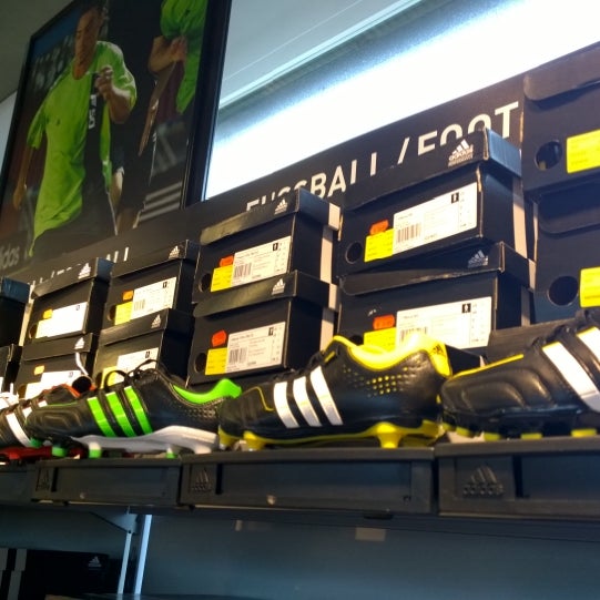 Kosten slaaf Jaarlijks Adidas Outlet Store - Sporting Goods Shop