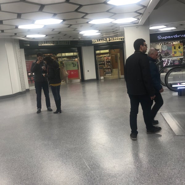 Das Foto wurde bei West One Shopping Centre von Richard M. am 3/30/2018 aufgenommen