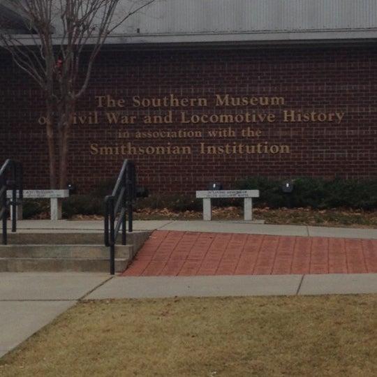 Foto tirada no(a) Southern Museum of Civil War and Locomotive History por Jazzibelle E. em 12/12/2012