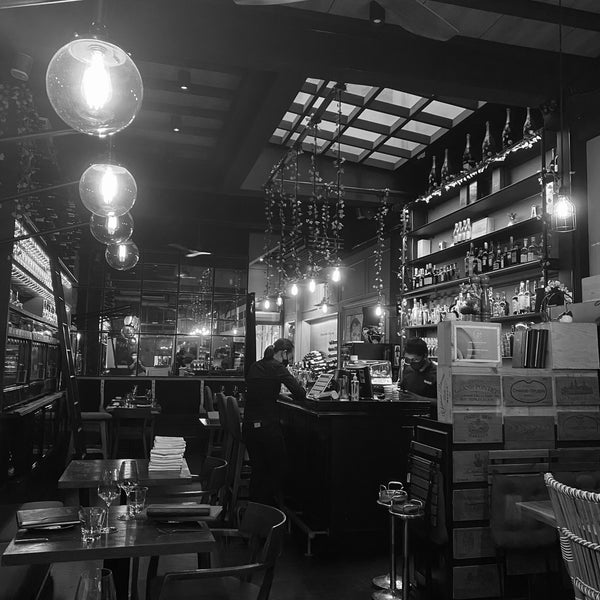 7/17/2021 tarihinde Kyung P.ziyaretçi tarafından Napoleon Food &amp; Wine Bar'de çekilen fotoğraf
