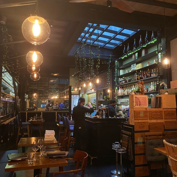 Photo prise au Napoleon Food &amp; Wine Bar par Kyung P. le7/17/2021