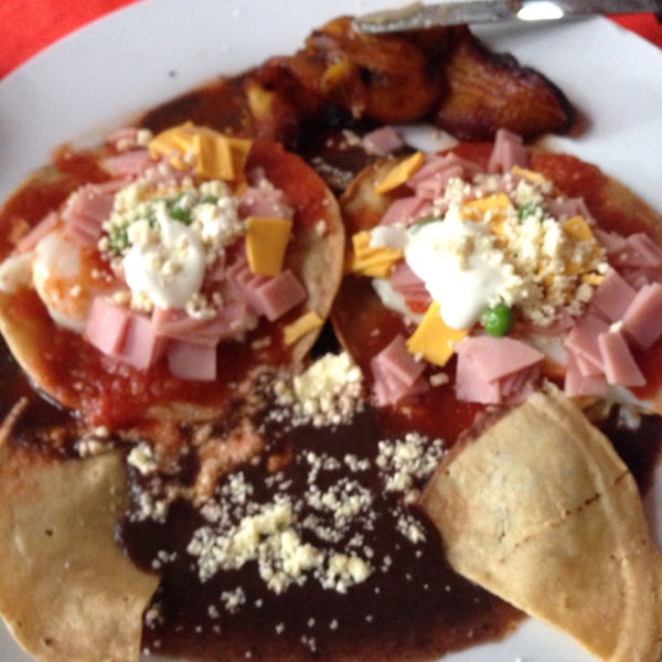 Excelente lugar para desayunar, súper precio y atención. Huevos, frijoles y platanitos típico tabasqueño sin un precio alto como es