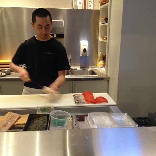 Foto diambil di Sushi Itoga oleh VBL pada 9/27/2013