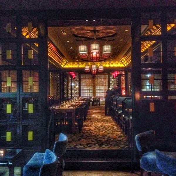 Foto scattata a Empire Restaurant &amp; Lounge da Carlos A. il 7/4/2014