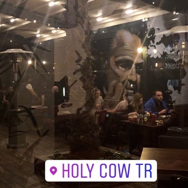 Photo taken at Holy Cow Gourmet Burgers &amp; Steakhouse by Ege Pınar S. on 4/2/2017