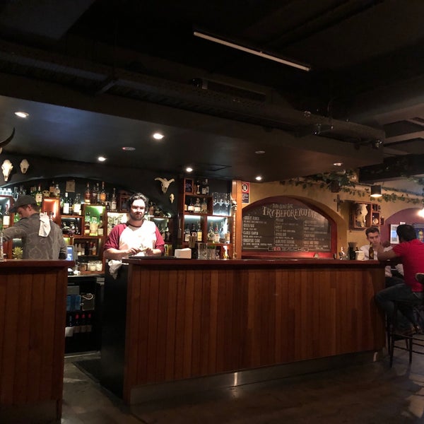 Foto tomada en Papa Gede&#39;s Bar  por Cindy H. el 9/2/2019