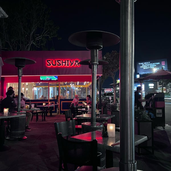 Foto tirada no(a) Sushiya on Sunset por Yara.0fficial 🌺 em 11/17/2021