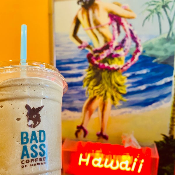Photo taken at Bad Ass Coffee of Hawaii by Yara.0fficial 🌺 on 6/9/2021