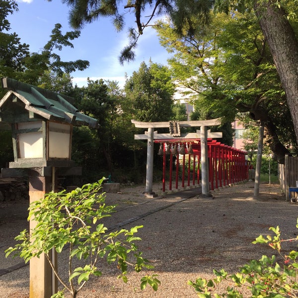 Photos At 花山稲荷 一身田町679
