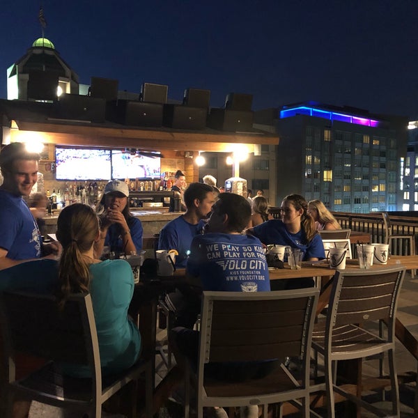 Photo prise au Arlington Rooftop Bar &amp; Grill par Jim R. le5/8/2019