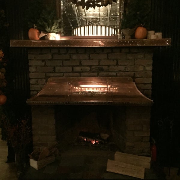 Beautiful venue with real fireplaces. Come with a date, get some food and a few cocktails. They make a great Manhattan cocktail.