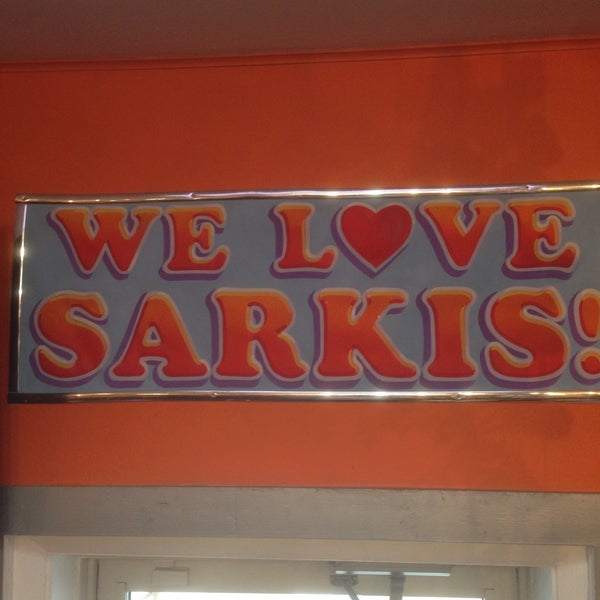Foto tirada no(a) Sarkis Cafe por Michael S. em 12/6/2014