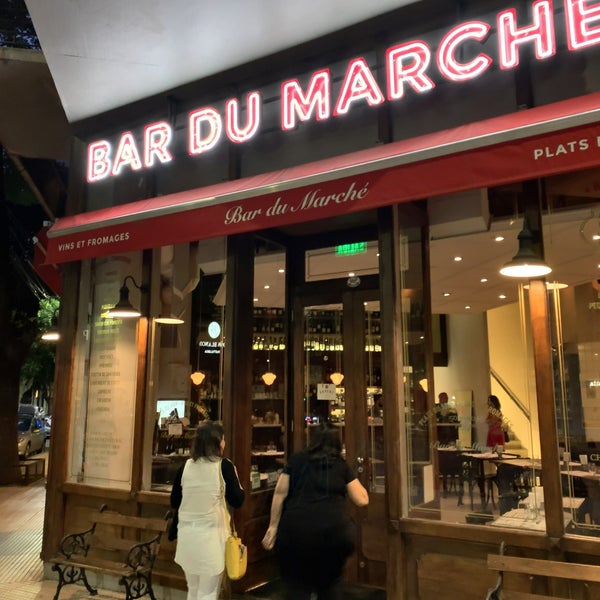 Das Foto wurde bei Bar du Marché von martín g. am 1/30/2020 aufgenommen