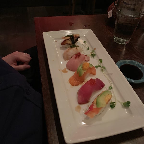 Photo prise au Coast Sushi &amp; Sashimi par martín g. le11/21/2018