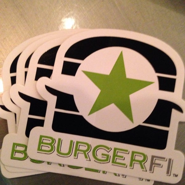 รูปภาพถ่ายที่ BurgerFi โดย Fahad A. A. เมื่อ 9/4/2013
