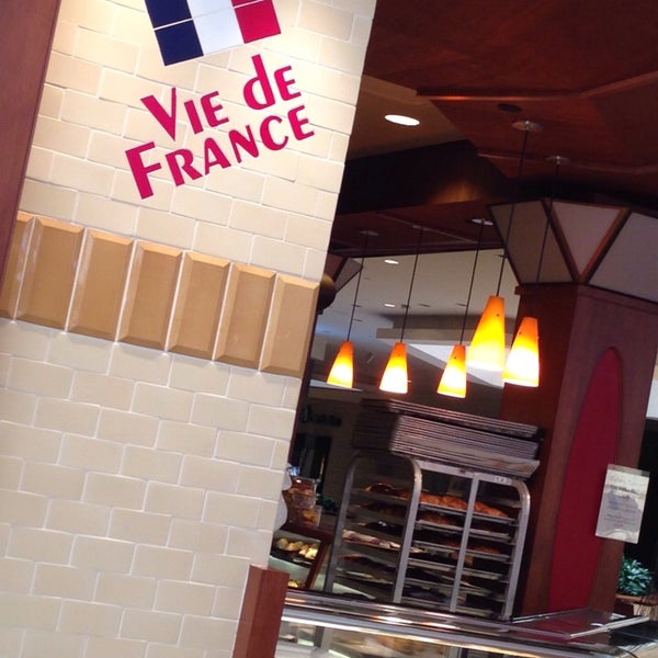 Foto tomada en Vie de France Bakery Cafe- South Coast Plaza  por Fahad A. A. el 8/18/2014