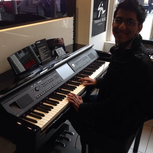 Foto tirada no(a) Yamaha Music London por Jawahar H. em 3/10/2014