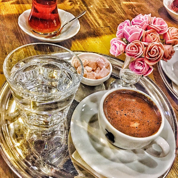 Foto scattata a Kahvetad Roaster Coffee da Büşra S. il 5/9/2016
