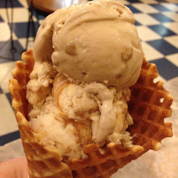 Photo taken at Beth Marie&#39;s Old Fashioned Ice Cream &amp; Soda Fountain by Matthew V. on 10/28/2013