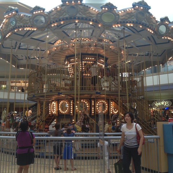 7/19/2013 tarihinde Norma M.ziyaretçi tarafından Chesterfield Mall'de çekilen fotoğraf