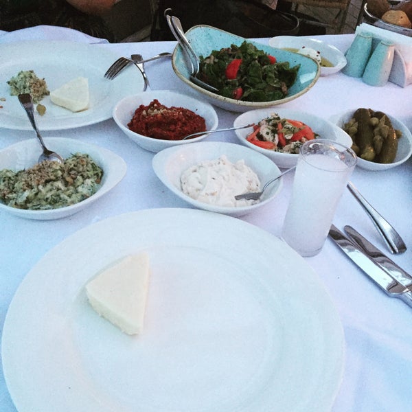Das Foto wurde bei Sardunya Fındıklı Restaurant von Yalcın S. am 7/29/2016 aufgenommen