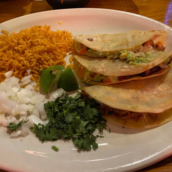 Foto tomada en Esparza&#39;s Restaurante Mexicano  por Wednesday T. el 2/2/2020