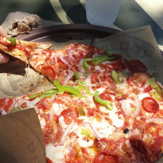 รูปภาพถ่ายที่ Pieology Pizzeria โดย Andrew T. เมื่อ 6/5/2014
