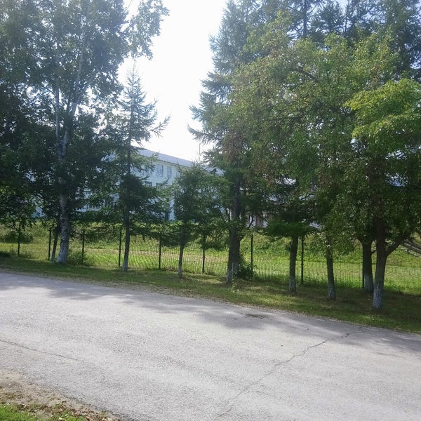 приморские выпускники. школа имени крушанова с. последний звонок владивосток. босиком на физкультуре в школе. в приморском крае в школе.