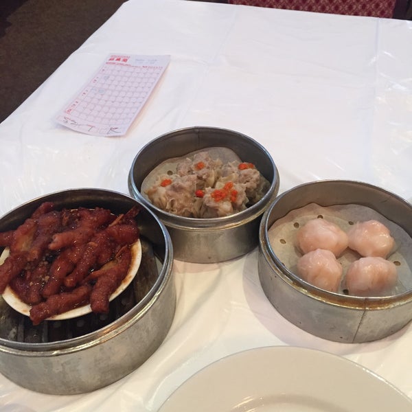 12/31/2015 tarihinde Rita R.ziyaretçi tarafından Kirin Court Chinese Restaurant'de çekilen fotoğraf