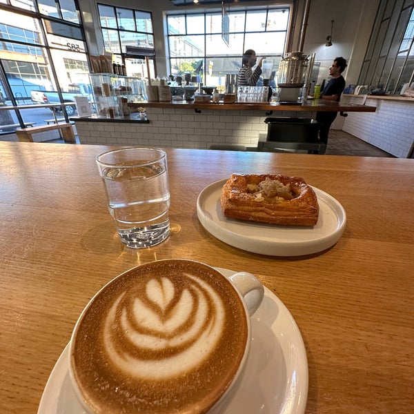 Photo taken at Blue Bottle Coffee by Remil M. on 11/10/2022