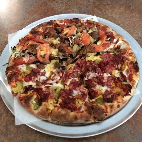 Foto tirada no(a) Downey Pizza Company por Remil M. em 9/30/2013