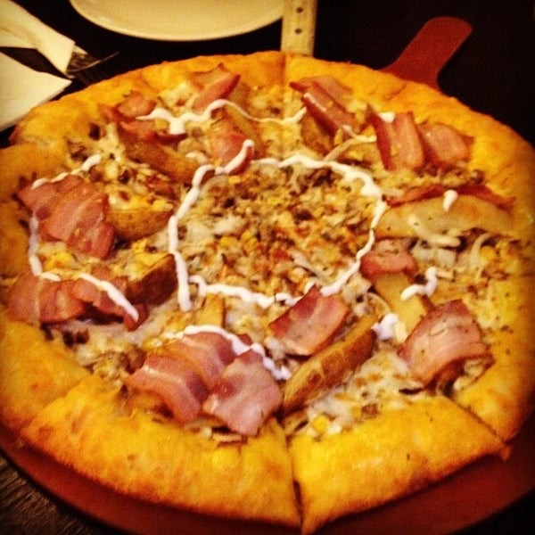 Foto tirada no(a) M Pizza por Remil M. em 10/3/2012