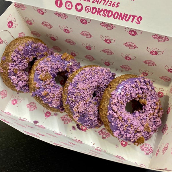 Foto tomada en DK&#39;s Donuts and Bakery  por Remil M. el 10/30/2019