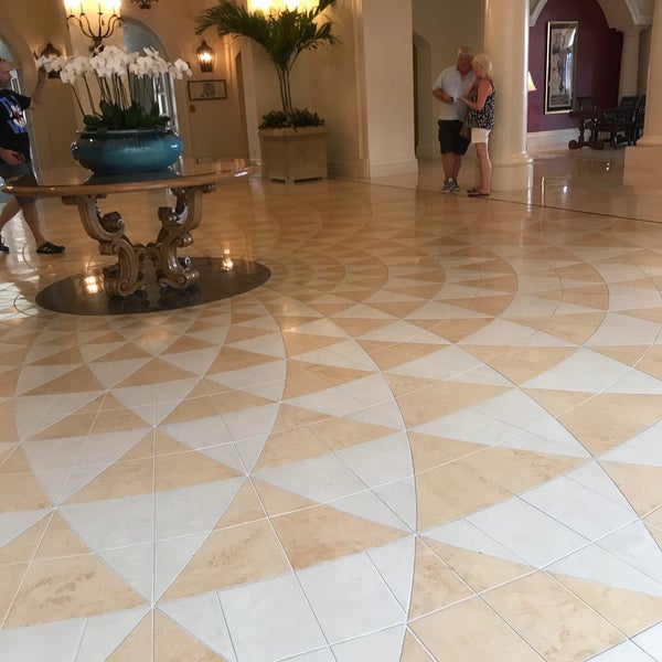 Foto diambil di Loews Portofino Bay Hotel at Universal Orlando oleh Tammy W. pada 9/23/2019