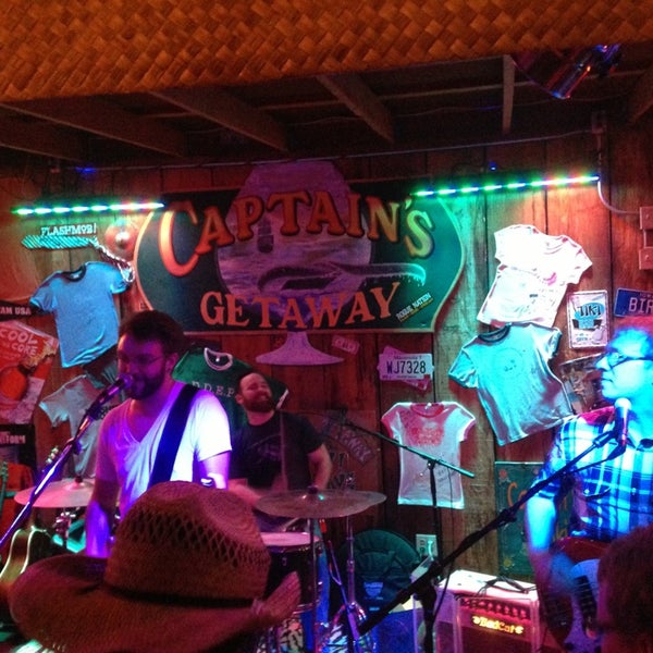 รูปภาพถ่ายที่ Captain&#39;s Getaway โดย Nick N. เมื่อ 7/4/2013