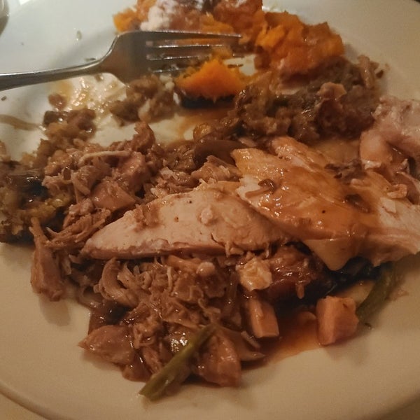 This is hondos Thanksgiving dinner.. a pile of minced turkey with a beef broth mushroom gravy, yes on turkey.. in the last 3 years this place has really came down.. bad management is to blame