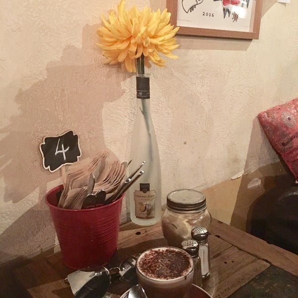 3/3/2017에 Teartika R.님이 Brew Cafe &amp; Wine Bar에서 찍은 사진