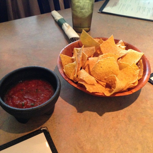 รูปภาพถ่ายที่ Luchita&#39;s Mexican Restaurant โดย Kristen C. เมื่อ 3/7/2013