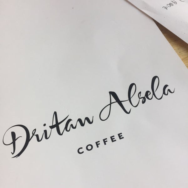 Foto tirada no(a) Dritan Alsela Coffee por Sarah J. em 12/28/2018