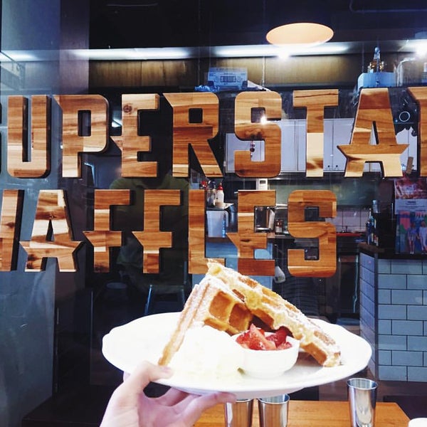 รูปภาพถ่ายที่ Superstar Waffles โดย Tricia C. เมื่อ 11/25/2015