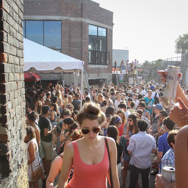 รูปภาพถ่ายที่ Knockdown Center โดย Knockdown Center เมื่อ 7/7/2013