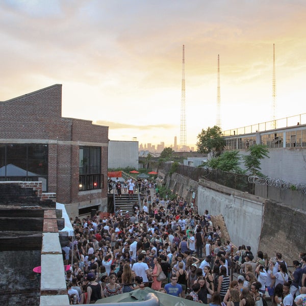 7/7/2013 tarihinde Knockdown Centerziyaretçi tarafından Knockdown Center'de çekilen fotoğraf