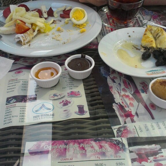 Das Foto wurde bei Tepe Tesisleri Cafe Restaurant Kır Düğün Salonu von Y.Kaan A. am 8/11/2013 aufgenommen