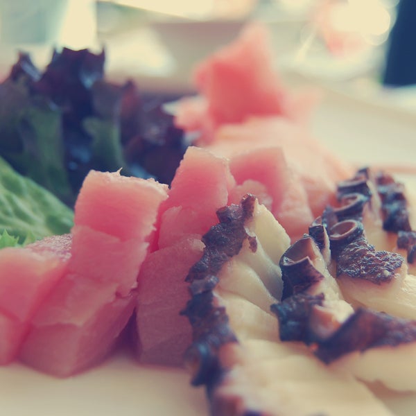 Foto scattata a Tsuki Sushi da Tsuki Sushi il 6/13/2014