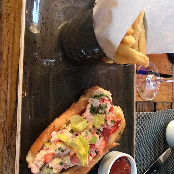Bad service, OK seafood. We ended up here for lunch/happy hour and were very disappointed, especially for the price 💸The $22 lobster roll left much to be desired.